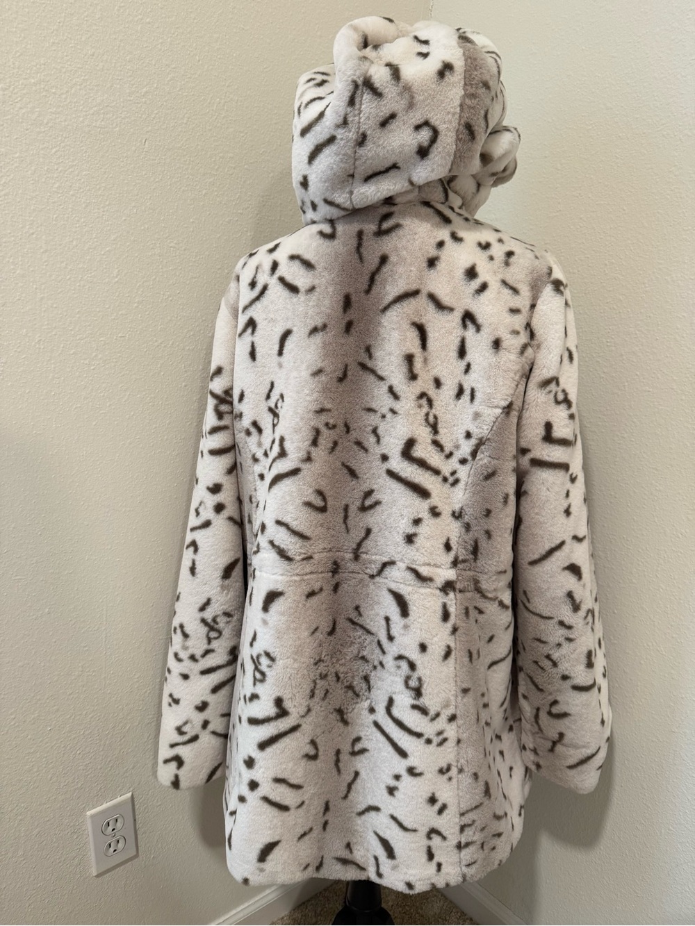 dennis basso Cream Faux Fur Hooded Coat with Dark Speckle Pattern - Picture 7 of 12